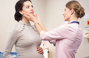 Phụ nữ mang thai bị bướu cổ có ảnh hưởng gì ko?